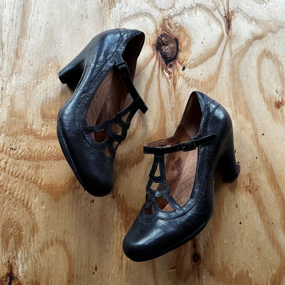 Indigo by Clarks Black Leather Cutout T-Strap Mary Jane Heels - 7.5M